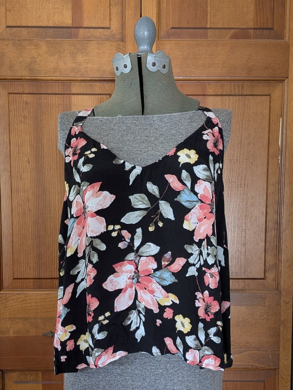 Forever 21 Black Floral V-Neck Sleeveless Camisole